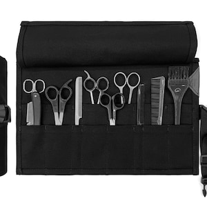 Puede incluir: Rollo de herramientas de barbero de lona negra con varias herramientas de aseo. El rollo incluye varias tijeras, una navaja, peines y un cepillo. El rollo se asegura con una hebilla y una correa.