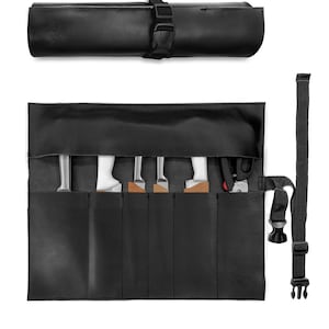 以下が含まれることがあります： ストラップとバックル留め具が付いた黒い革製のナイフロール。ロールは展開され、ナイフ用のスロットが6つとハサミが1組表示されています。ロールには、下部に「ANDER」という文字があります。