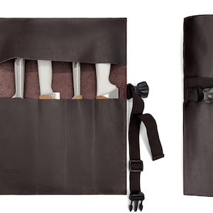 以下が含まれることがあります： 4本のナイフが入った、濃い茶色の革製ナイフロール。ナイフは白い刃と木製の柄が付いています。ロールは黒いストラップとバックルで固定されています。「LANDER NYSK」のブランド名が見えます。