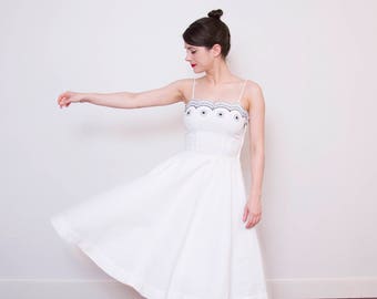 Vintage 1950s L'Aiglon White Cotton Pique Sundress / Navy Daisy Scalloped Bodice / 1950s White Dress / Full Skirt / XS