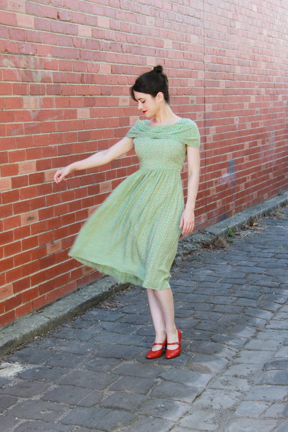 Vintage 1940s Green Daisy Floral Print Rayon Dress