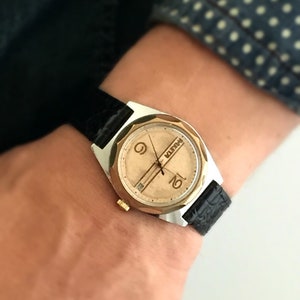 RARE DIAL Vintage men watch called &quot;Raketa&quot; (eng.Rocket) mechanical watch with date on the dial. Comes with new leather band.