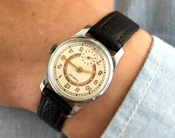 RARE montre vintage pour homme appelée "VICTORY" ( Pobeda), cette montre-bracelet soviétique est livré avec une nouvelle bande de cuir de haute qualité!