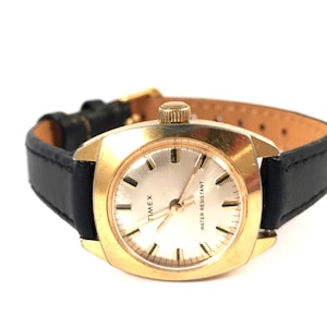 「Timex」と呼ばれるヴィンテージの女性用腕時計。美しいヴィンテージの婦人用腕時計。新しい革製ストラップ付き。ヴィンテージ Timex。女性用腕時計。ヴィンテージ腕時計。