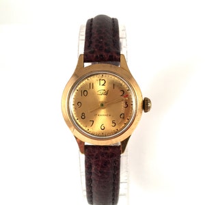 Orologio da donna d&#39;epoca chiamato srja / zaria 17j. L&#39;orologio è dotato di un nuovo cinturino in pelle. Petite guarda la signora. Lady orologio vintage. Regalo per lei.