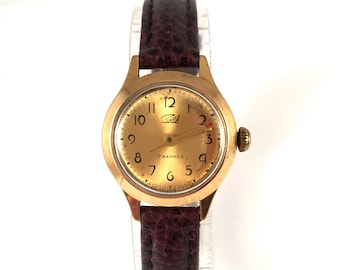 Vintage vrouwen horloge genaamd Zarja/Zaria 17j. Het horloge is voorzien van een nieuwe lederen band. Petite dame horloge. Lady horloge vintage. Cadeau voor haar.