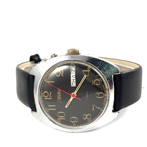 Vintage Chunky Men watch called &quot;GLORY&quot; ( &quot;Slava&quot;). Lovely dial and double calendar 21j mechanical watch. New leather band!