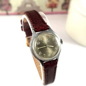Vintage women watch Zarja / Zaria with lovely dial. Ladies casual watch with brand new leather strap.Lady watch. Round watch. Petite watch