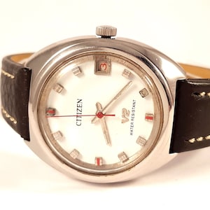 Vintage mannen kijken naar &quot;CITIZEN&quot;. Mechanisch uurwerk. Mooi en zeldzaam uurwerk. Witte wijzerplaat horloge. Burgerhorloge.