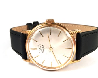 Rare montre-bracelet vintage pour hommes appelée " DESTA Ultra flat « . Fabriqué en Suisse, est livré avec toute nouvelle bande de cuir!