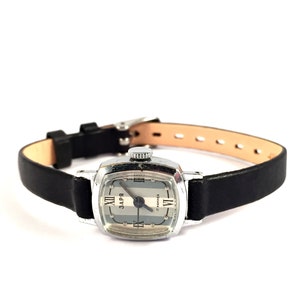 Orologio da donna vintage chiamato Zarja / Zaria 17Jewels. Petite lady orologio. Orologio da donna vintage. Le donne guardano. Orologio Art Deco. Nuovo cinturino in pelle.