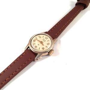 Vintage liten damklocka "GLORY" (rus.SLAVA). Vacker rund urtavla och sällsynt boett. Lady Vintage-klocka. Nytt premiumläderarmband ingår!