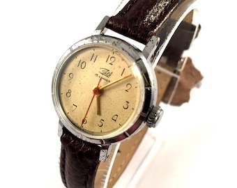 Relógio vintage minimalista para senhora Zarja / Zaria. Relógio casual feminino com pulseira de couro nova. As mulheres da URSS assistem. Relógio redondo. Relógio clássico. Presente