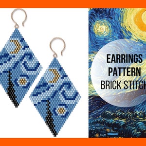 Puede incluir: Un par de pendientes de cuentas azules y doradas con forma de diamante, inspirados en La noche estrellada de Vincent van Gogh. Los pendientes están hechos con punto de ladrillo y presentan una luna creciente y estrellas. La imagen incluye el texto "EARRINGS PATTERN BRICK STITCH".