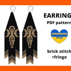 Puede incluir: Un patrón PDF para pendientes de cuentas con un diseño negro y dorado que presenta una figura estilizada y lunas crecientes. El patrón es para punto de ladrillo e incluye flecos. El texto "EARRINGS PDF pattern" y "UKRAINIAN shop" está incluido en la imagen.