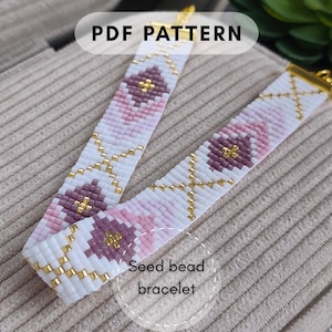 Könnte beinhalten: Zwei Saatperlenarmbänder mit einem Blumenmuster in Weiß, Rosa und Lila, akzentuiert mit goldenen Perlen. Die Armbänder sind mit "PDF PATTERN" und "Seed bead bracelet" beschriftet.