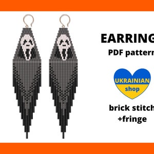 Puede incluir: Un par de pendientes de cuentas negras y blancas con un diseño de cara de fantasma. Los pendientes están hechos con punto de ladrillo y flecos. La imagen incluye el texto "EARRINGS PDF pattern UKRAINIAN shop brick stitch +fringe".