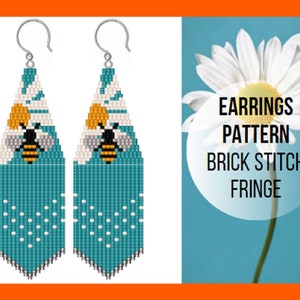 Puede incluir: Un par de pendientes de cuentas turquesa y blancas con un diseño de abeja y flor. Los pendientes están hechos con punto de ladrillo y tienen flecos. Los pendientes se llaman "EARRINGS PATTERN BRICK STITCH FRINGE".