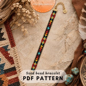 Peut inclure: Un bracelet en perles de rocaille avec un motif géométrique noir, rouge, jaune et bleu. Le bracelet comporte un fermoir en métal doré avec une petite breloque soleil à l'extrémité. Le texte "Seed bead bracelet PDF PATTERN" est visible en bas.