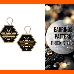 Puede incluir: Un par de pendientes de cuentas negras y doradas con un diseño de abeja. Los pendientes están hechos con la técnica de punto de ladrillo. Los pendientes se muestran sobre un fondo blanco. "EARRINGS PATTERN BRICK STITCH" está escrito en blanco sobre un círculo sobre un fondo negro y dorado.