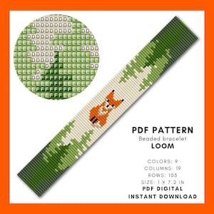 Può includere: Un modello per telaio per braccialetto di perline con una volpe arancione pixelata in una scena di foresta. Il design include alberi verdi e uno sfondo color crema. Il modello è 2,5 cm per 18,3 cm.