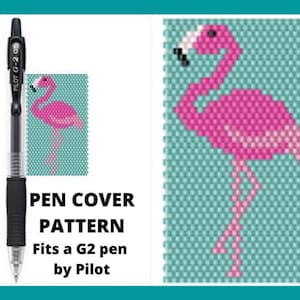 Könnte beinhalten: Ein rosafarbenes Flamingo-Stiftüberzugsmuster für einen G2-Stift von Pilot. Das Muster besteht aus kleinen Perlen und ist zum Perlen gedacht.