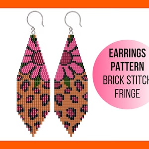 以下が含まれることがあります： ピンクの花とヒョウ柄のデザインが施されたビーズのイヤリングのペア。イヤリングはブリックステッチとフリンジで作られています。ピンクの円の中に黒い文字で「EARRINGS PATTERN BRICK STITCH FRINGE」と書かれています。
