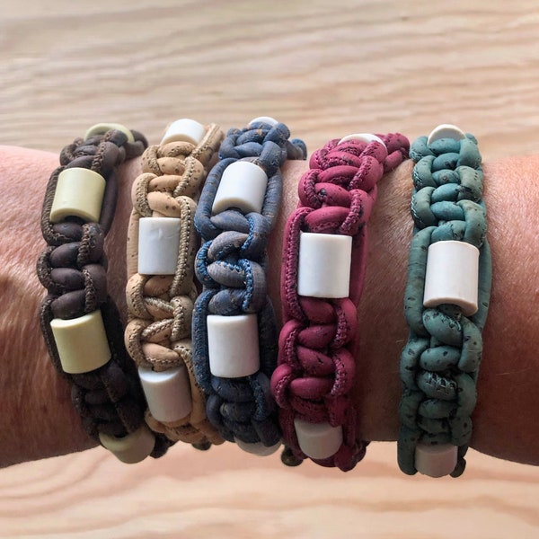 Bracelet EM anti-tiques pour humains, une alternative naturelle pour se protéger contre les tiques, fabriqué avec des perles de céramique et du cordon de liège portugais.