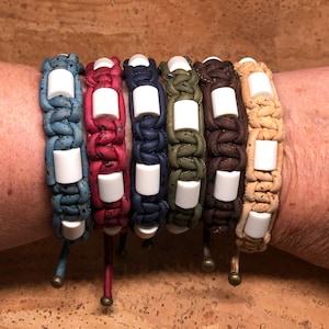 Pulsera antigarrapatas EM para humanos, un repelente de insectos natural alternativo, elaborado con perlas EM y cordón de corcho. Libre de plástico y químicos.