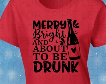 Peut inclure: T-shirt rouge avec un motif noir qui dit "Merry Bright and About to Be Drunk" avec une illustration de bouteille de vin.