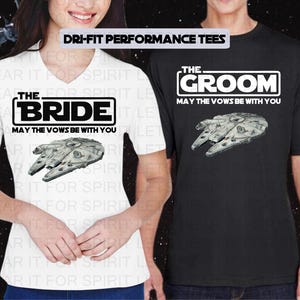 Peut inclure: T-shirts blancs et noirs assortis avec des motifs Star Wars. Le t-shirt blanc affiche "The Bride" avec "May the Vows Be With You" et un Faucon Millenium. Le t-shirt noir dit "The Groom" avec le même texte et graphique.