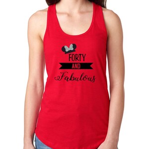 Pode incluir: Camisola de al&ccedil;as vermelha com um gr&aacute;fico preto de orelhas de Mickey Mouse e um la&ccedil;o. O texto "Forty and Fabulous" est&aacute; impresso em preto abaixo do gr&aacute;fico.