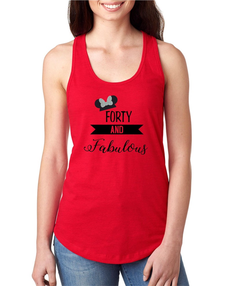 Pode incluir: Camisola de al&ccedil;as vermelha com um gr&aacute;fico preto de orelhas de Mickey Mouse e um la&ccedil;o. O texto "Forty and Fabulous" est&aacute; impresso em preto abaixo do gr&aacute;fico.