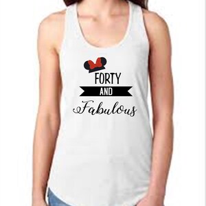 Pode incluir: Camisola branca de al&ccedil;as com um gr&aacute;fico de orelhas de Mickey Mouse preto e vermelho e o texto "Forty and Fabulous".