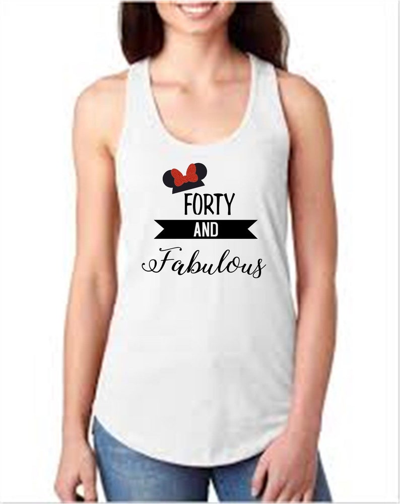 Pode incluir: Camisola branca de al&ccedil;as com um gr&aacute;fico de orelhas de Mickey Mouse preto e vermelho e o texto "Forty and Fabulous".