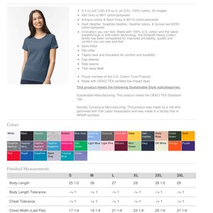 Puede incluir: Una mujer con una camiseta Gildan Heavy Cotton azul. La camiseta semi-ajustada tiene cuello de canal&eacute; y mangas cortas. La imagen incluye una carta de colores y una tabla de tallas con medidas en cm, con una longitud de cuerpo de hasta 73,7 cm.