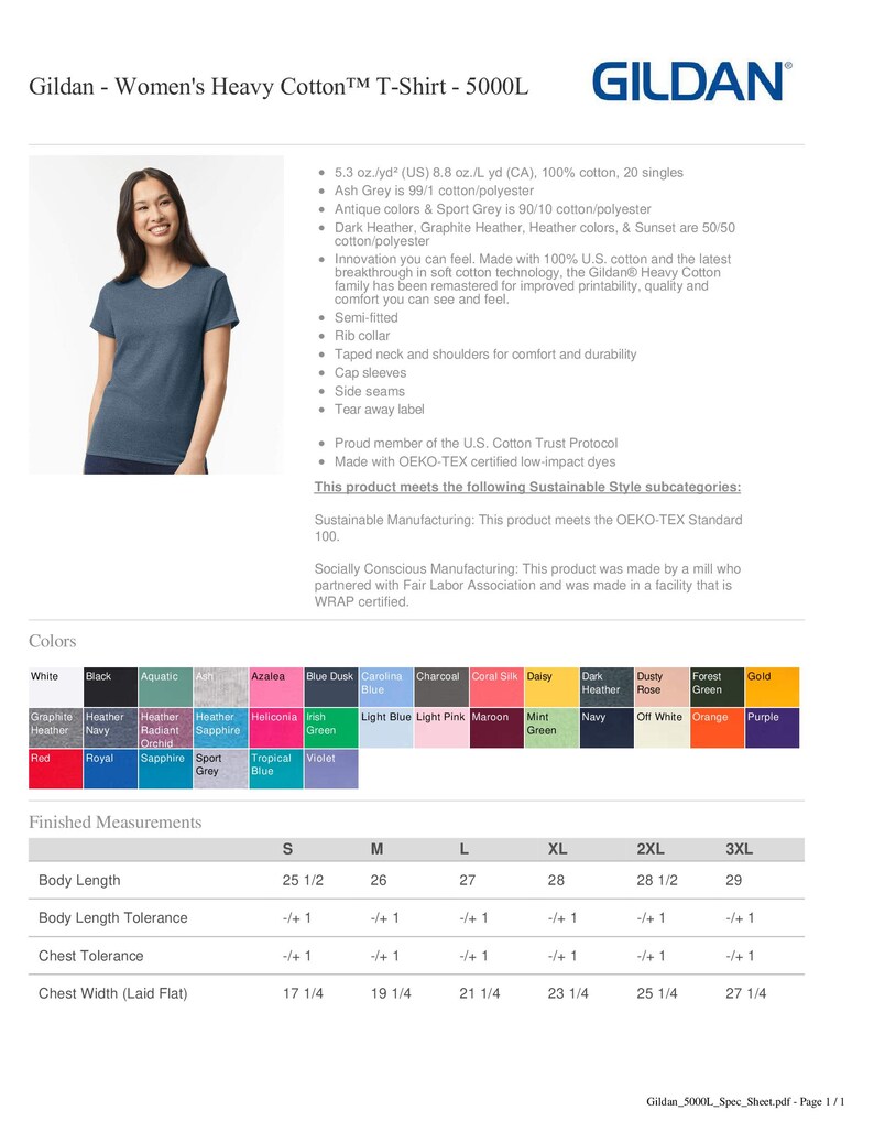 Puede incluir: Una mujer con una camiseta Gildan Heavy Cotton azul. La camiseta semi-ajustada tiene cuello de canal&eacute; y mangas cortas. La imagen incluye una carta de colores y una tabla de tallas con medidas en cm, con una longitud de cuerpo de hasta 73,7 cm.