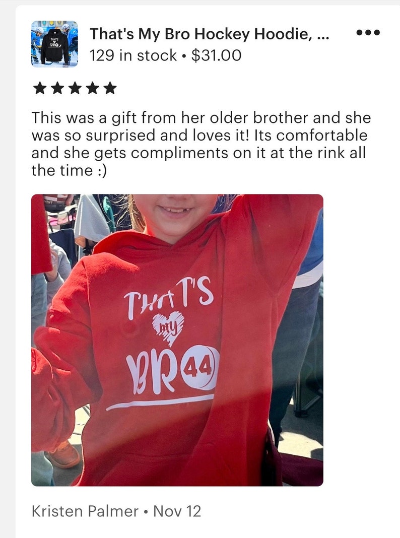 K&ouml;nnte beinhalten: Roter Hoodie mit wei&szlig;em Text, der "That's My Bro 44" lautet. Der Text ist in Herzform mit einer Grafik eines Hockeyscheiben.