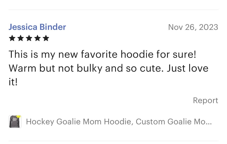 Puede incluir: Una rese&ntilde;a de un cliente para una sudadera gris con el texto "Hockey Goalie Mom Hoodie, Custom Goalie Mo..." La rese&ntilde;a es de cinco estrellas y dice "&iexcl;Esta es mi nueva sudadera favorita! C&aacute;lida pero no voluminosa y tan linda. &iexcl;Me encanta!"
