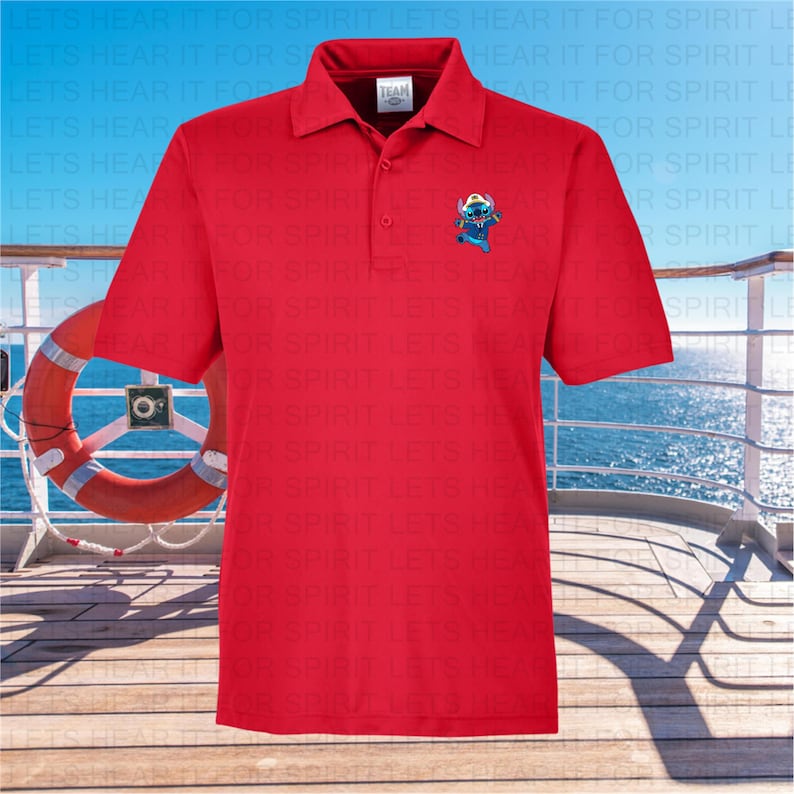 Puede incluir: Polo rojo de manga corta con un personaje de dibujos animados azul con un sombrero de capit&aacute;n bordado en el pecho derecho. El texto "TEAM" est&aacute; en el cuello de la camisa.