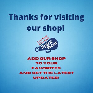 Puede incluir: Fondo azul con texto blanco y rojo. El texto dice "&iexcl;Gracias por visitar nuestra tienda!" y "&iexcl;A&ntilde;ade nuestra tienda a tus favoritos y obt&eacute;n las &uacute;ltimas actualizaciones!" Tambi&eacute;n hay un gr&aacute;fico de meg&aacute;fono con las palabras "Spirit Wear".