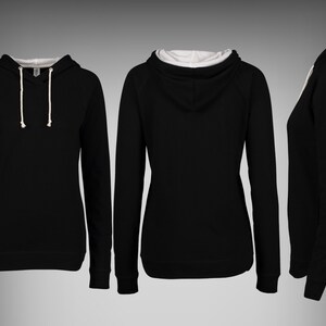 Puede incluir: Sudadera con capucha negra con cord&oacute;n. La sudadera tiene mangas largas y un corte holgado.