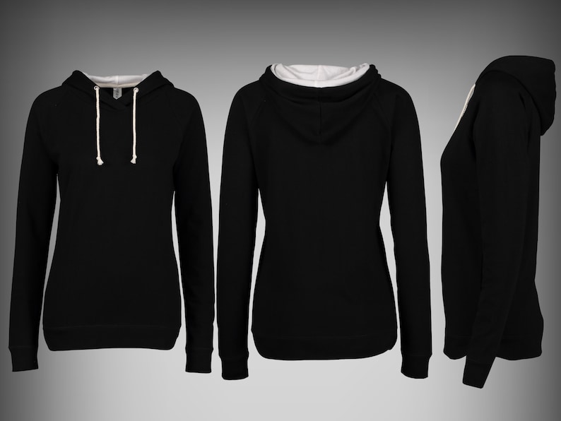 Puede incluir: Sudadera con capucha negra con cord&oacute;n. La sudadera tiene mangas largas y un corte holgado.