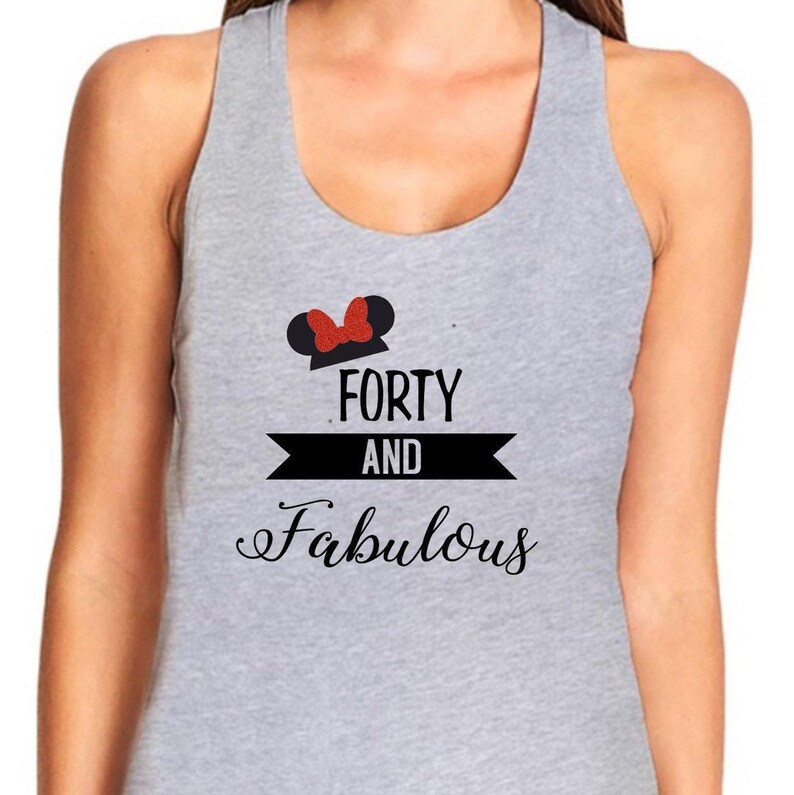 Pode incluir: Camisola de malha cinzenta com um gr&aacute;fico preto e vermelho que diz "Forty and Fabulous" com um la&ccedil;o vermelho e orelhas pretas no topo.