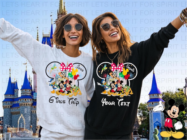 Może przedstawiać: Dwie kobiety w bluzach z motywem Disneya. Jedna jest biała z napisem "Girls Trip" i "Jess", druga czarna z napisem "Your Text" i "Sophia". Obie mają wz&oacute;r głowy Myszki Miki z postaciami Disneya.