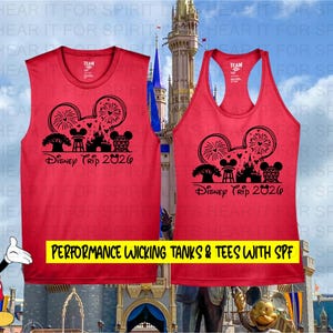 Puede incluir: Dos camisetas de tirantes rojas sin mangas con un gr&aacute;fico negro de orejas de Mickey Mouse lleno de fuegos artificiales y monumentos. El texto Disney Trip 2026 est&aacute; impreso debajo del gr&aacute;fico. Las camisetas tienen cuello redondo y espalda nadadora.