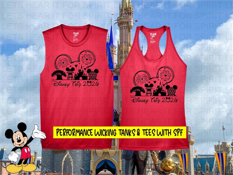 Puede incluir: Dos camisetas de tirantes rojas sin mangas con un gr&aacute;fico negro de orejas de Mickey Mouse lleno de fuegos artificiales y monumentos. El texto Disney Trip 2026 est&aacute; impreso debajo del gr&aacute;fico. Las camisetas tienen cuello redondo y espalda nadadora.