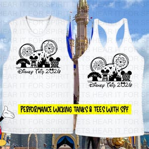 Puede incluir: Dos camisetas de tirantes blancas sin mangas con un gr&aacute;fico negro de orejas de Mickey Mouse rellenas de fuegos artificiales, un &aacute;rbol, un castillo y una esfera geod&eacute;sica, con el texto Disney Trip 2026. El texto del banner amarillo dice PERFORMANCE WICKING TANKS & TEES WITH SPF.