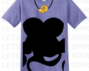 Op de afbeelding: Een lichtpaars t-shirt met korte mouwen en een grote zwarte silhouetafbeelding op de voorkant. Het ontwerp bevat een gele nautilusschelphanger aan een zwart koordkettingmotief dat rond de halslijn van het t-shirt is gedrukt.