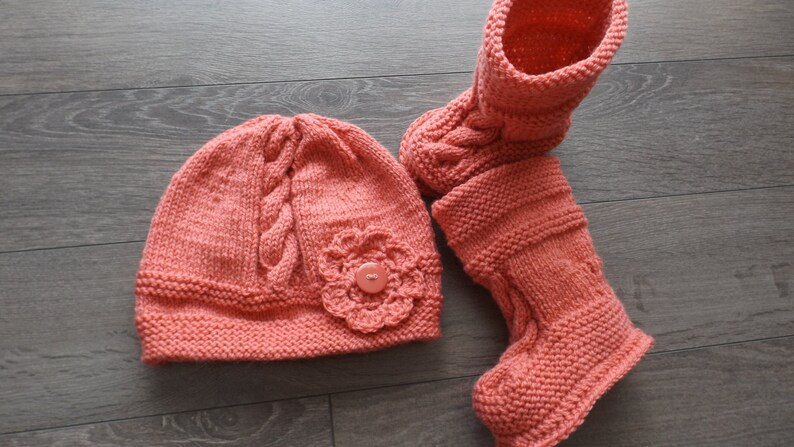 9-12 months top tuque and slippers with twists and flower